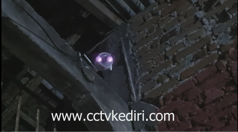 <p><strong>Apa itu CCTV Ezviz Outdoor?</strong> CCTV Ezviz Outdoor adalah kamera pengawas yang dirancang khusus untuk pemasangan di area luar ruangan. Produk ini dilengkapi teknologi terbaru untuk memaksimalkan kualitas pengawasan dalam berbagai kondisi cuaca dan cahaya. Berikut adalah penjelasan detailnya: <strong>Spesifikasi dan Fitur Utama CCTV Ezviz Outdoor:</strong> <strong>Resolusi Tinggi:</strong> Kamera Ezviz outdoor umumnya menawarkan resolusi Full HD 1080p atau lebih tinggi, sehingga gambar yang dihasilkan tajam dan detail. <strong>Night Vision / Inframerah:</strong> Teknologi inframerah memungkinkan kamera merekam dengan jelas bahkan di kondisi gelap total. <strong>Tahan Cuaca (Weatherproof):</strong> Dengan standar IP65 atau lebih, kamera ini tahan terhadap air hujan, debu, panas, dan dingin ekstrem, sehingga cocok untuk outdoor. <strong>Wide Angle View:</strong> Lensa sudut lebar (biasanya 110&deg; hingga 130&deg;) untuk cakupan area yang lebih luas. <strong>Deteksi </strong></p>